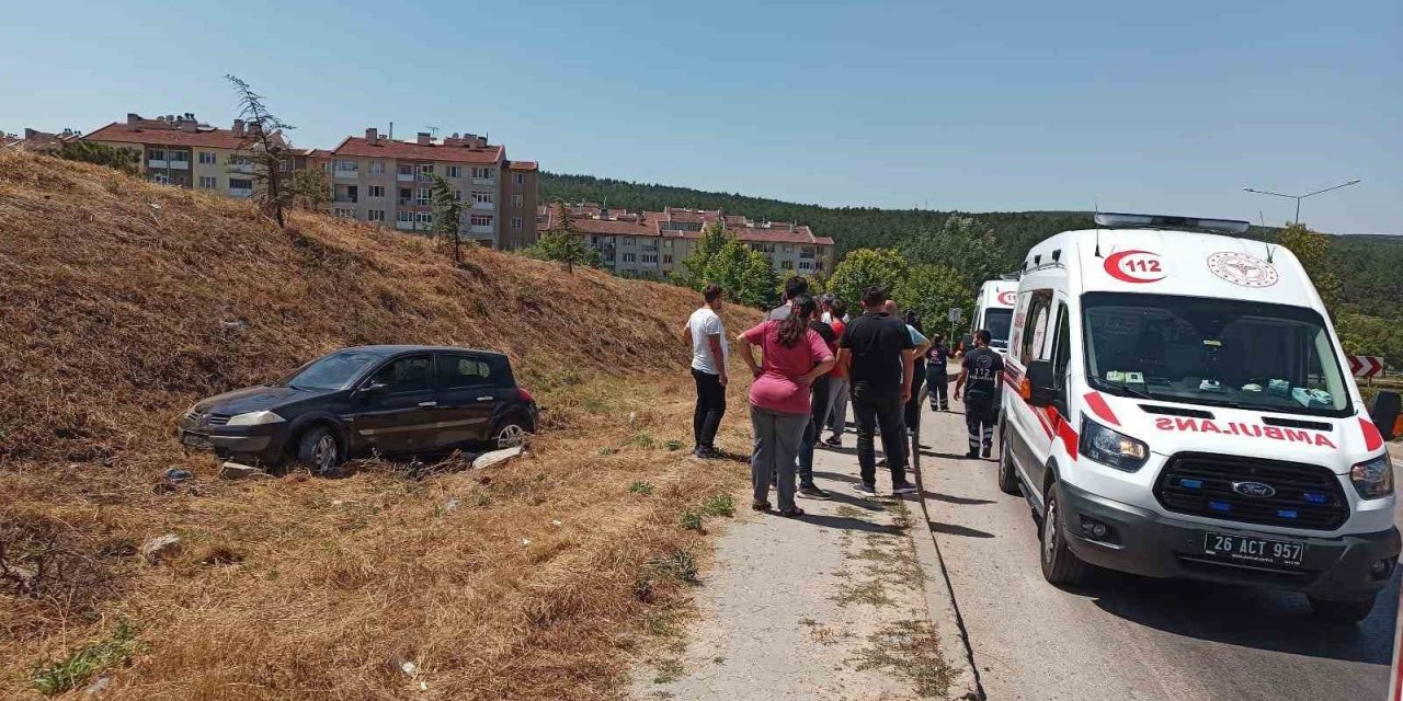 Virajı alamayan sürücü kaldırımda yürüyen kadına çarptı