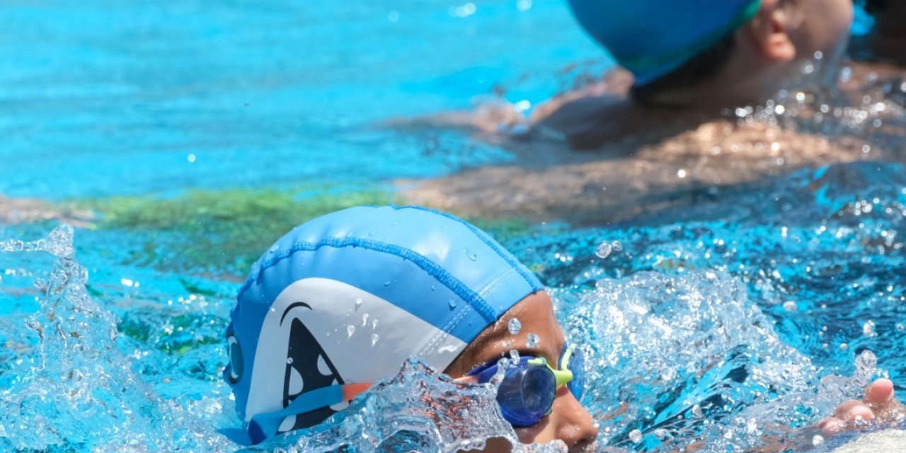Yaz okulunda yüzme öğreniyorlar