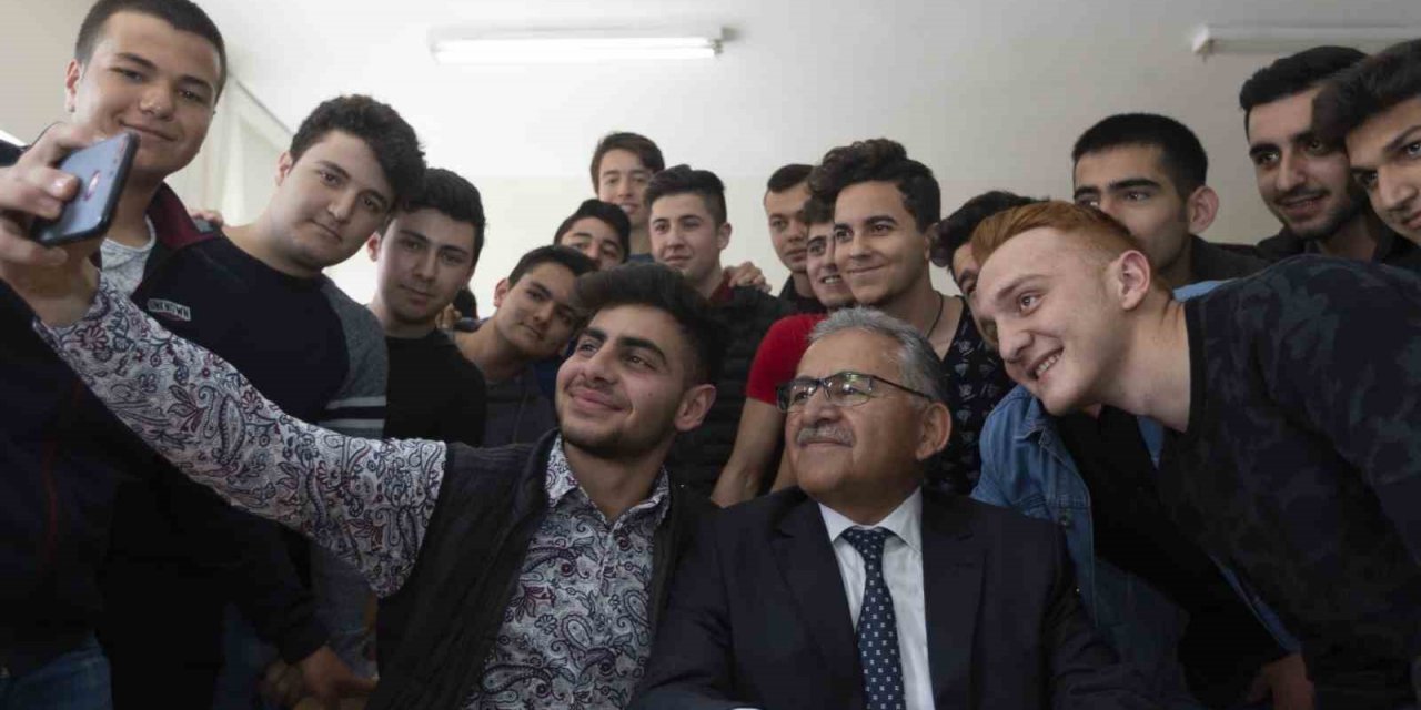 Başkan Büyükkılıç, YKS sonuçlarını kutlayarak öğrencileri Kayseri’ye davet etti