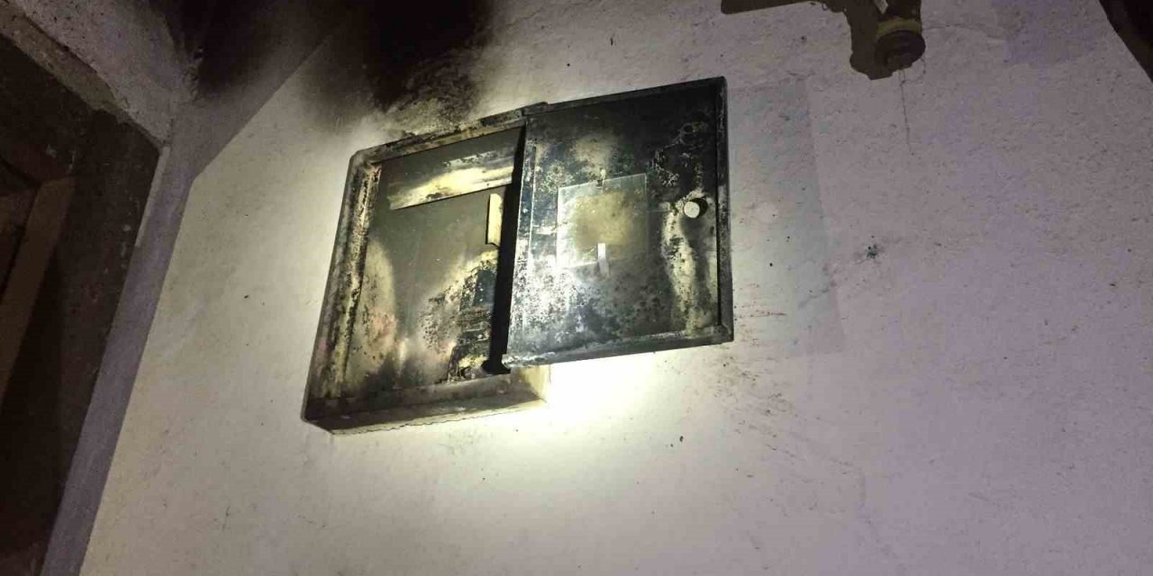 Elektrik sayacında çıkan yangın korkuttu
