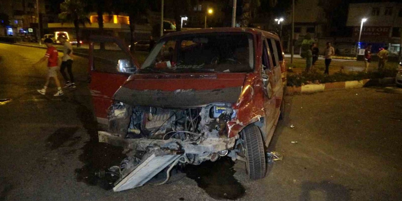 Antalya’da feci kaza: 3 kişi yaralandı