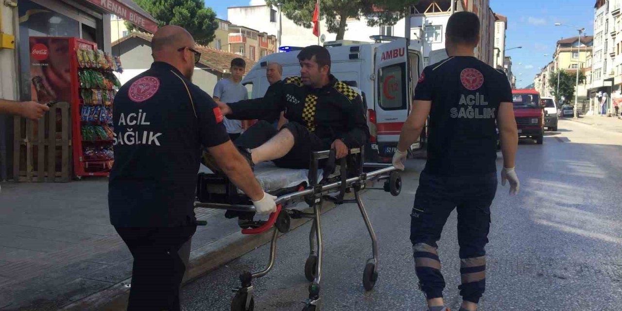 Aracın sıkıştırdığı motosiklet devrildi: 1 yaralı