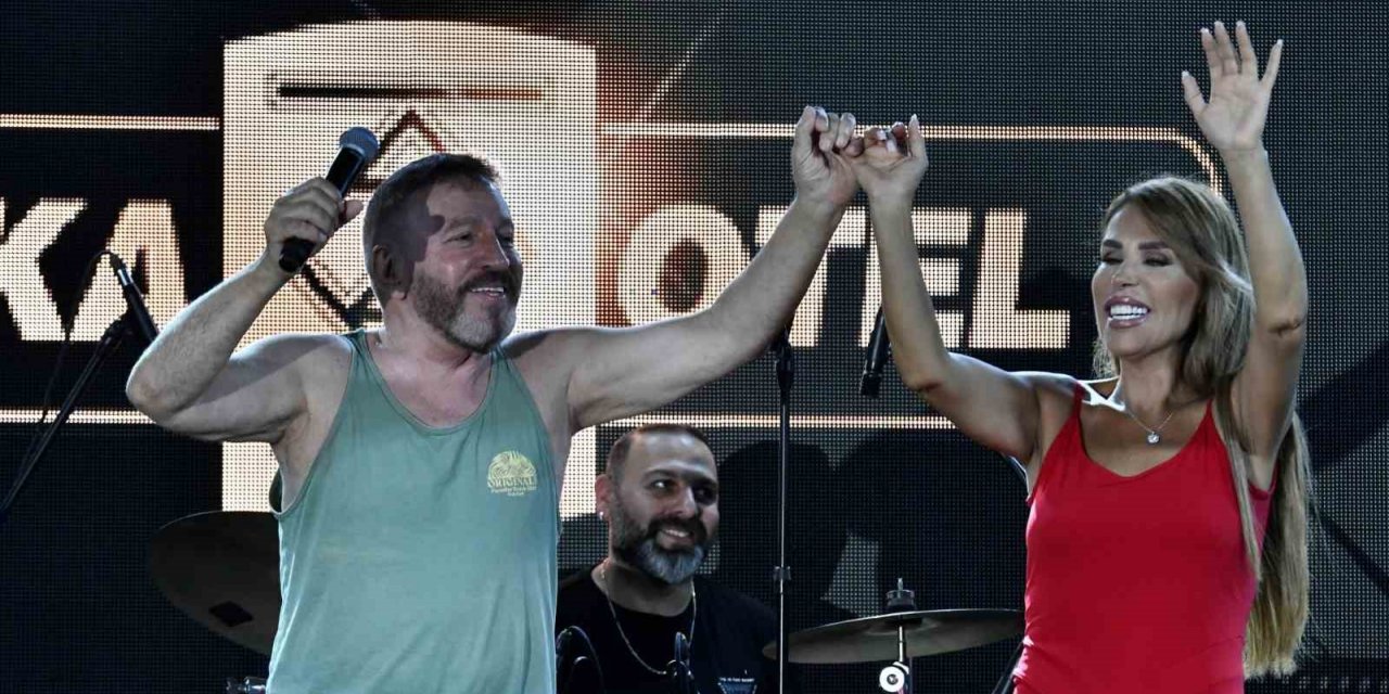 Mustafa Topaloğlu ve Hande Dönmez birlikte şarkı söyledi