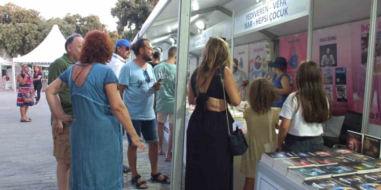 Burhaniye’de Fuar sayesinde kitaplar okuyucuları ile buluştu