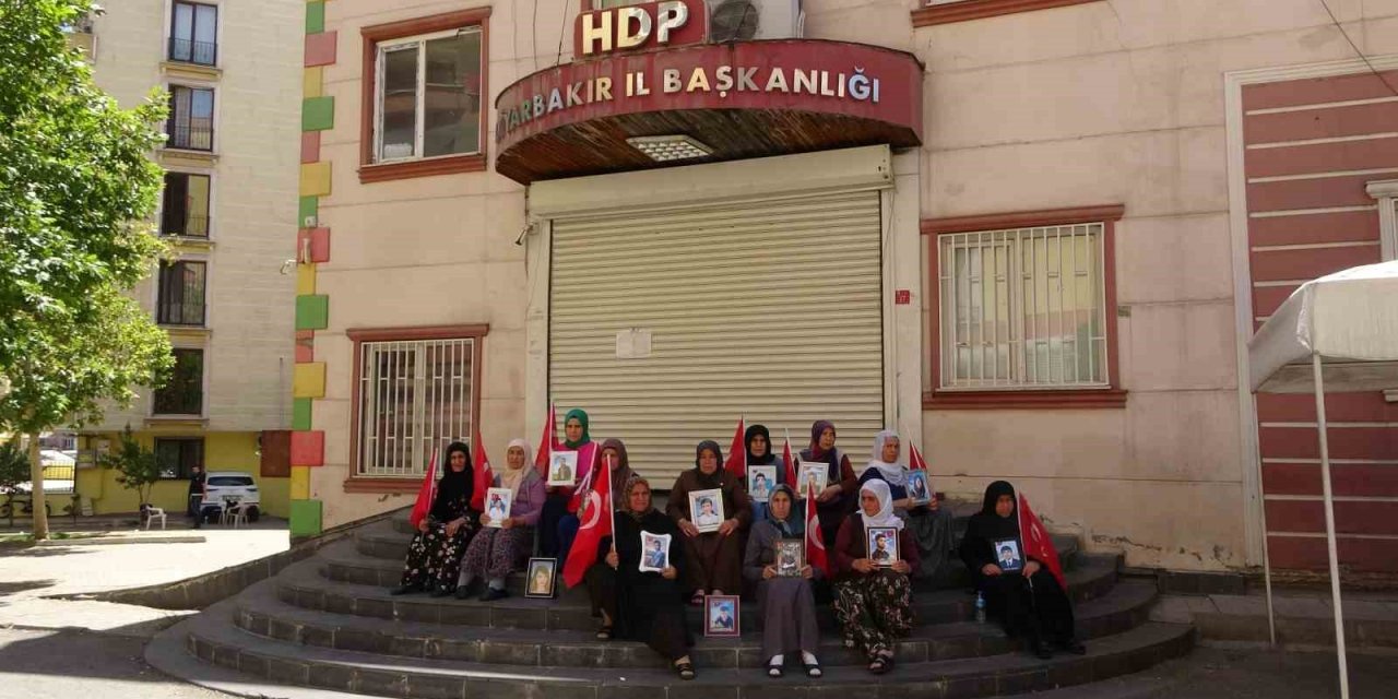 HDP önündeki aileler bunaltıcı sıcağa rağmen çocuklarının yolunu gözlüyor