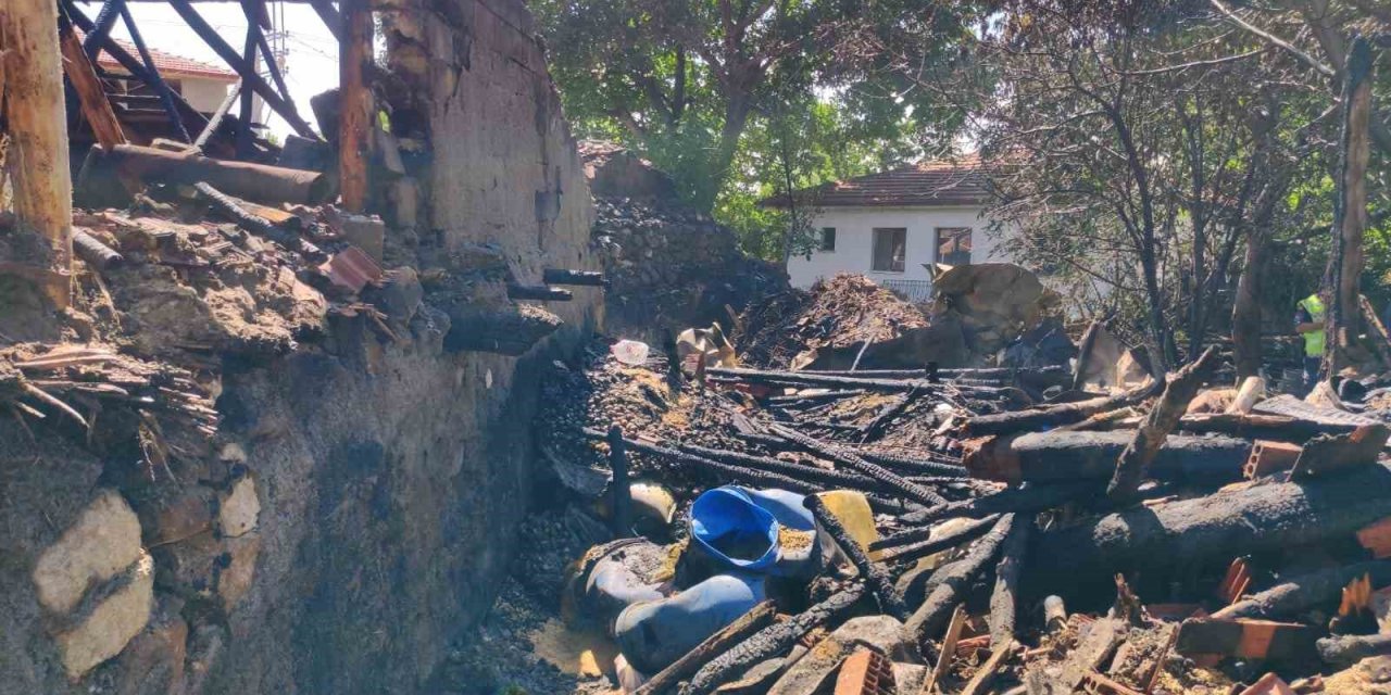Yemek pişirmek için yakılan ateşte ev, traktör ve besihane yandı