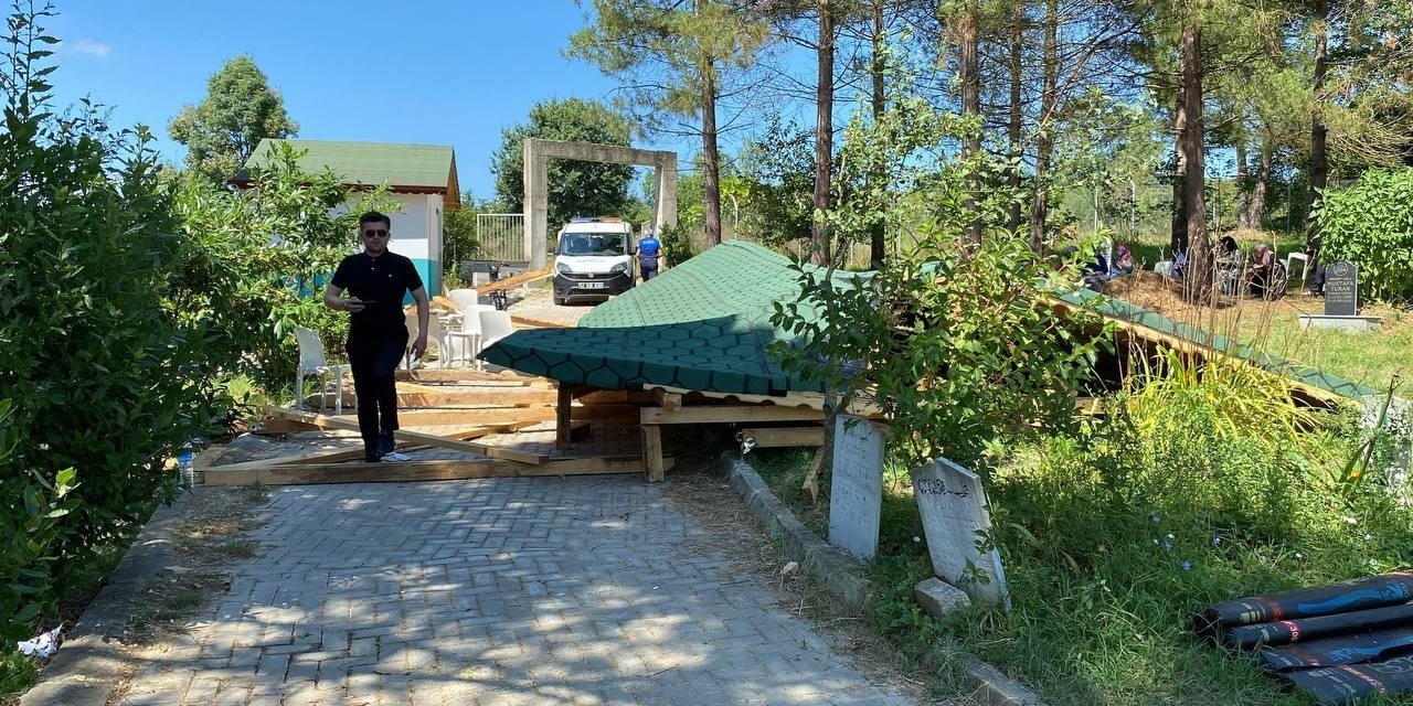 Dua okuyanların üzerine sundurma çöktü: 3 yaralı