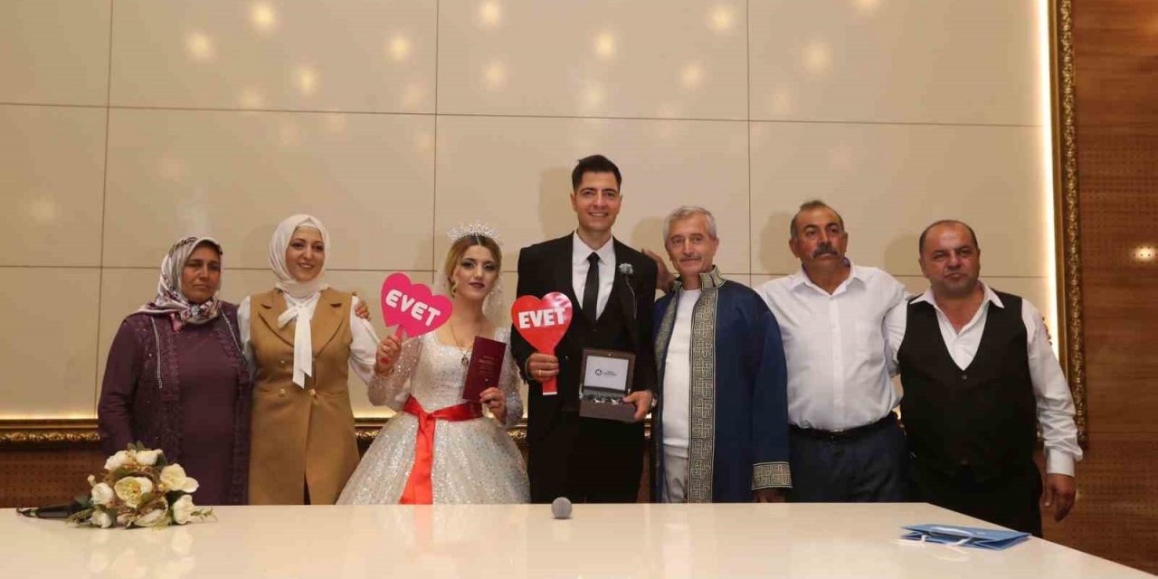 İşitme engelli çiftin nikahını Tahmazoğlu kıydı