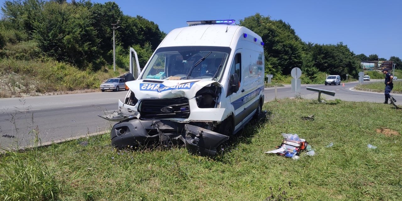 Sakarya’da hasta nakil aracı ile traktör çarpıştı: 1 ağır yaralı