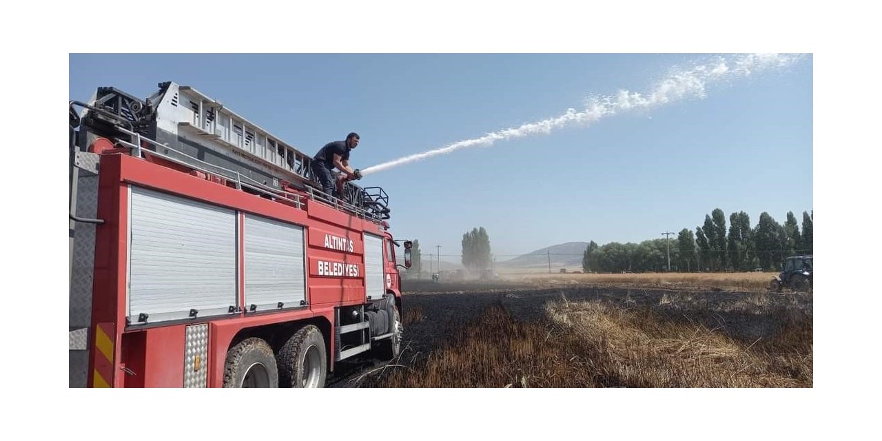 Altıntaş’ta çıkan yangında 60 dekar hububat ekili alan zarar gördü