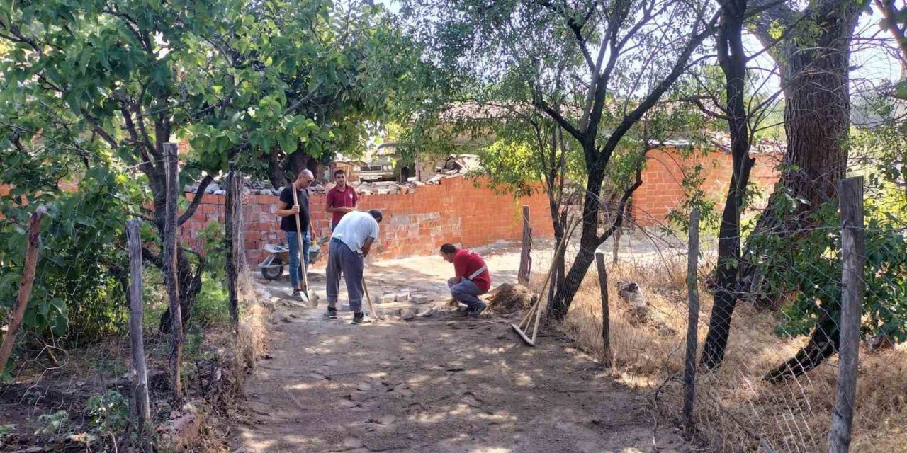 Kırsalda sokaklar parke taş ile örülüyor