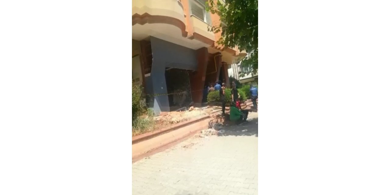 Ağır hasarlı binanın su kuyusunda bir şahıs ölü bulundu