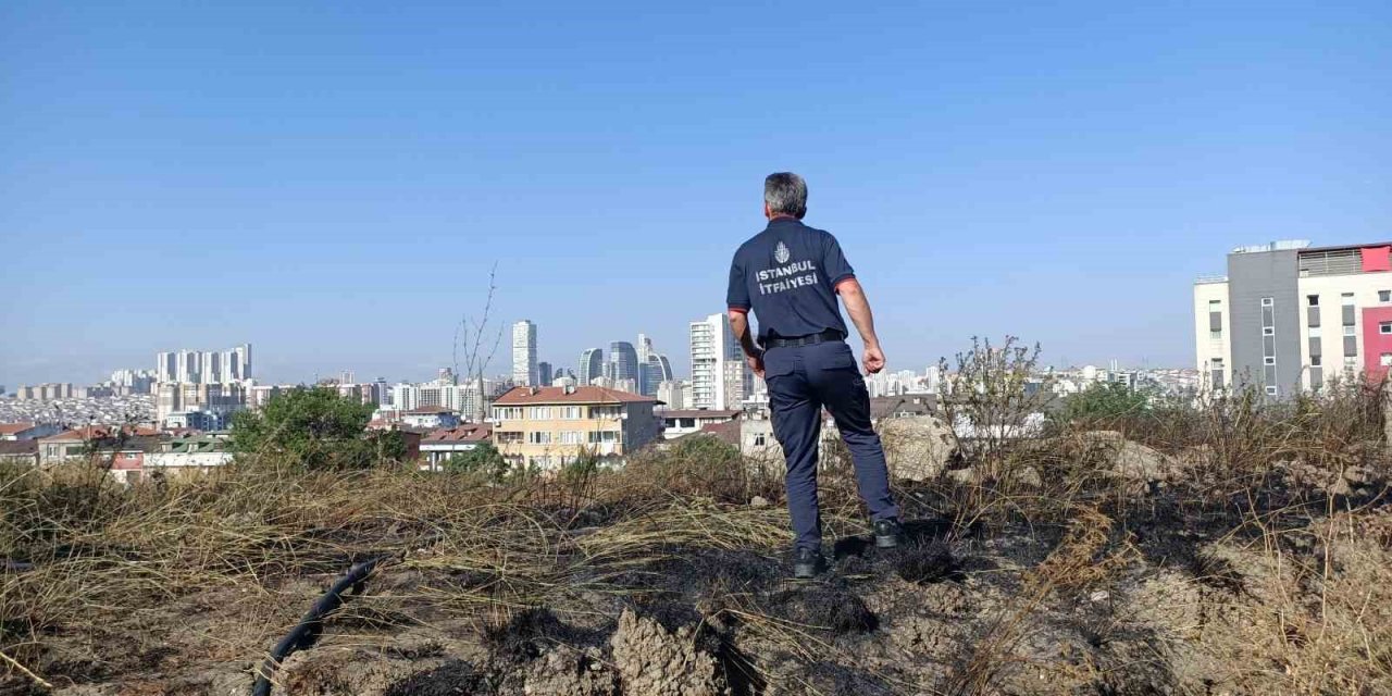 Esenyurt’ta ot yangınında dumanlar E-5 Karayolu’nu kapladı