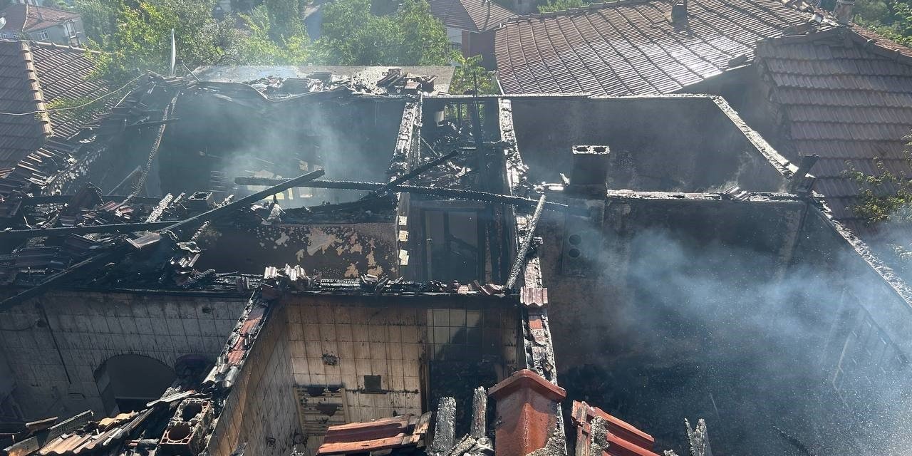 Tuzla’da gecekondu yangını: Yaşlı kadını komşuları kurtardı