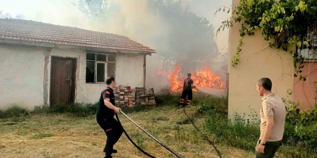 Alevlere teslim olan odunluk küle döndü