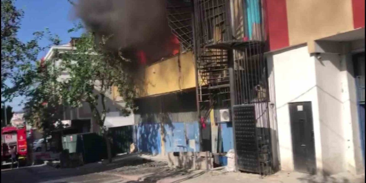 Dudullu’da 4 katlı iş yeri alev alev yandı