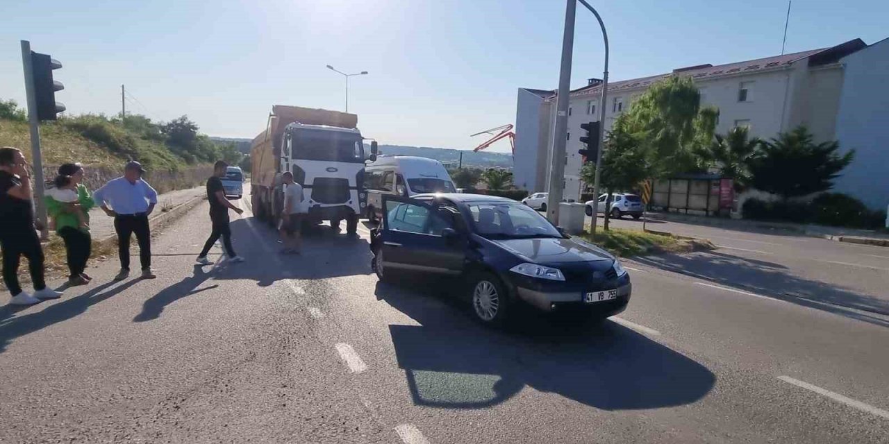 Sinop’ta kamyon kırmızı ışıkta otomobile çarptı: 1 yaralı