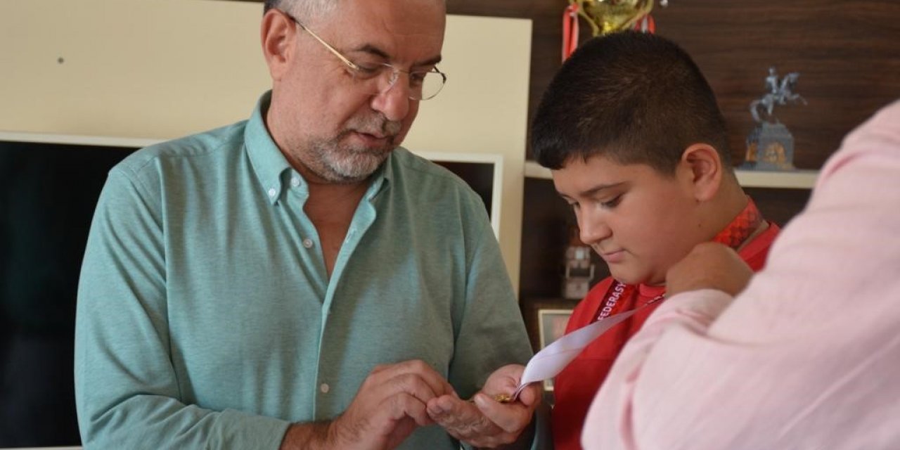 Tokat’ta şampiyon güreşçilere altın ödülü