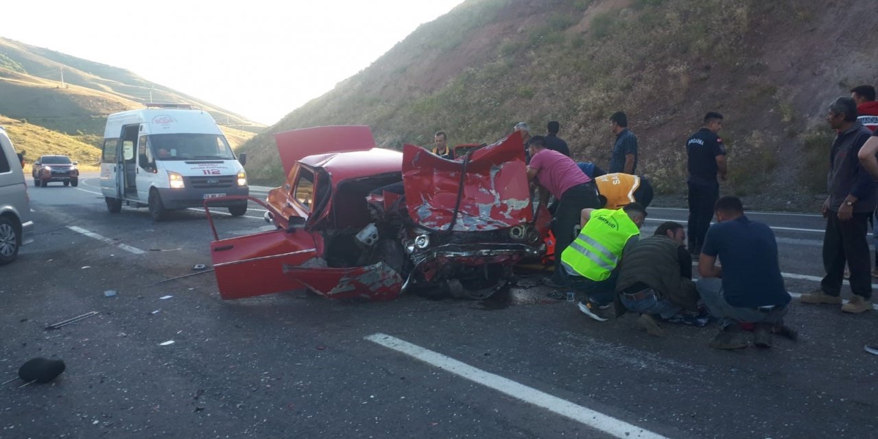 Minibüs ile otomobil kafa kafaya çarpıştı:3 yaralı