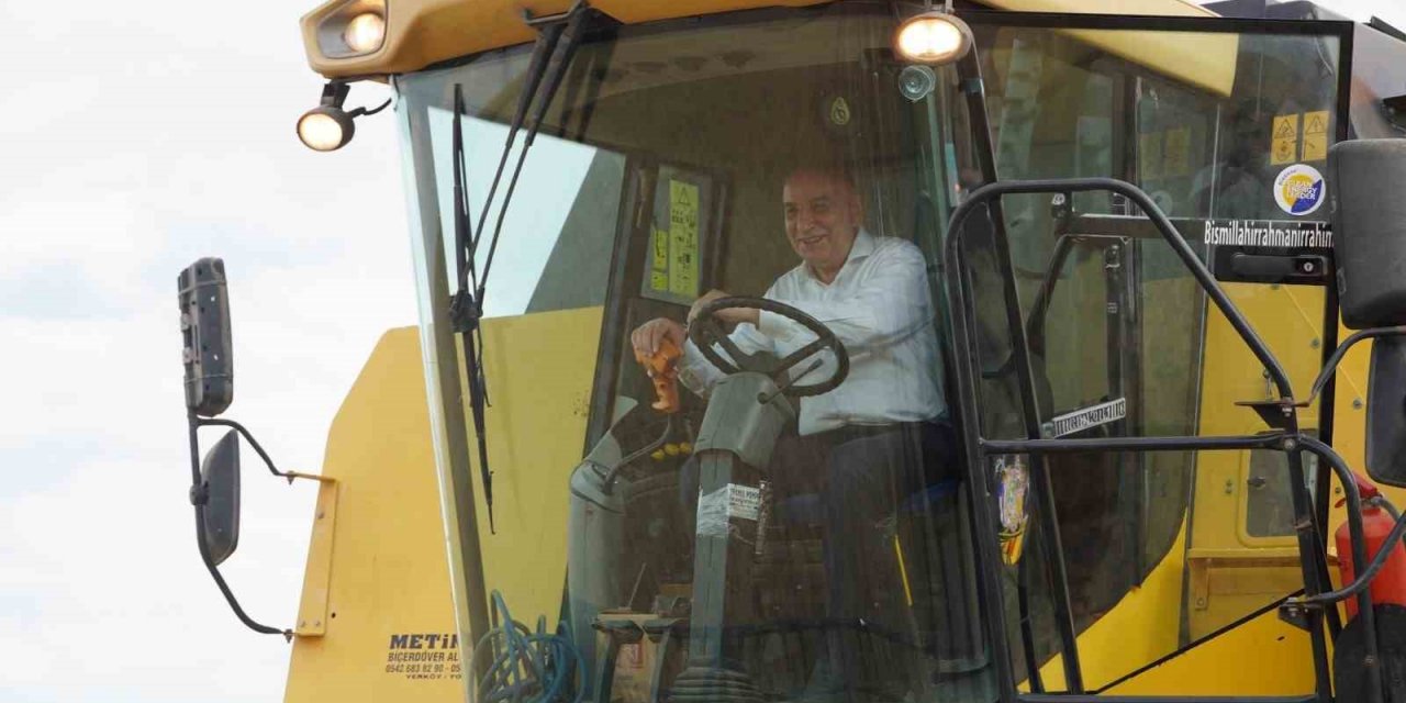 İlk hasadı Başkan Altınok yaptı