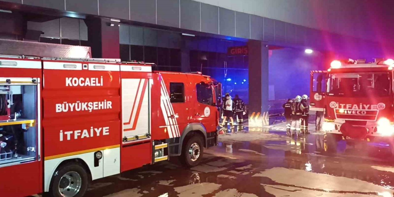 Toptan markette yangın: Söndürme sistemi faciayı önledi
