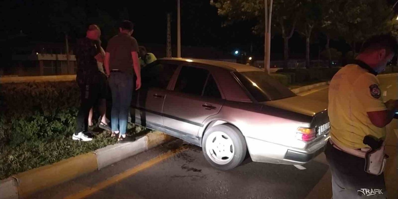 El freni çekilmeyen otomobil refüje çıktı