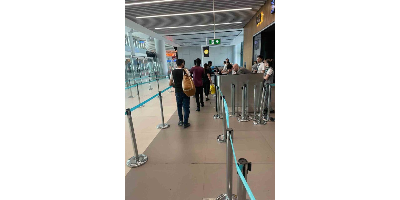 Yasa dışı yollarla ülkeye giren 12 düzensiz göçmen sınır dışı edildi