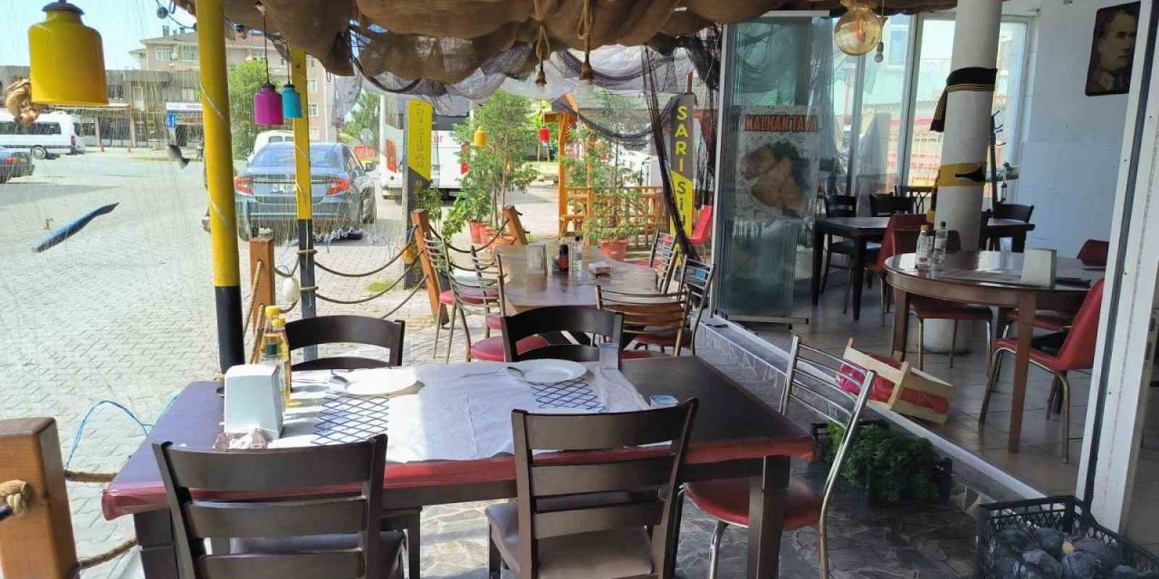 Lokantada unuttuğu 150 bin dolar ve ziynet eşyalarına kavuşunca gözyaşlarını tutamadı