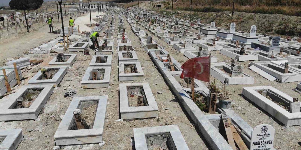 Deprem mezarlığında 100 kabirde kimlik belirleme çalışması sürüyor