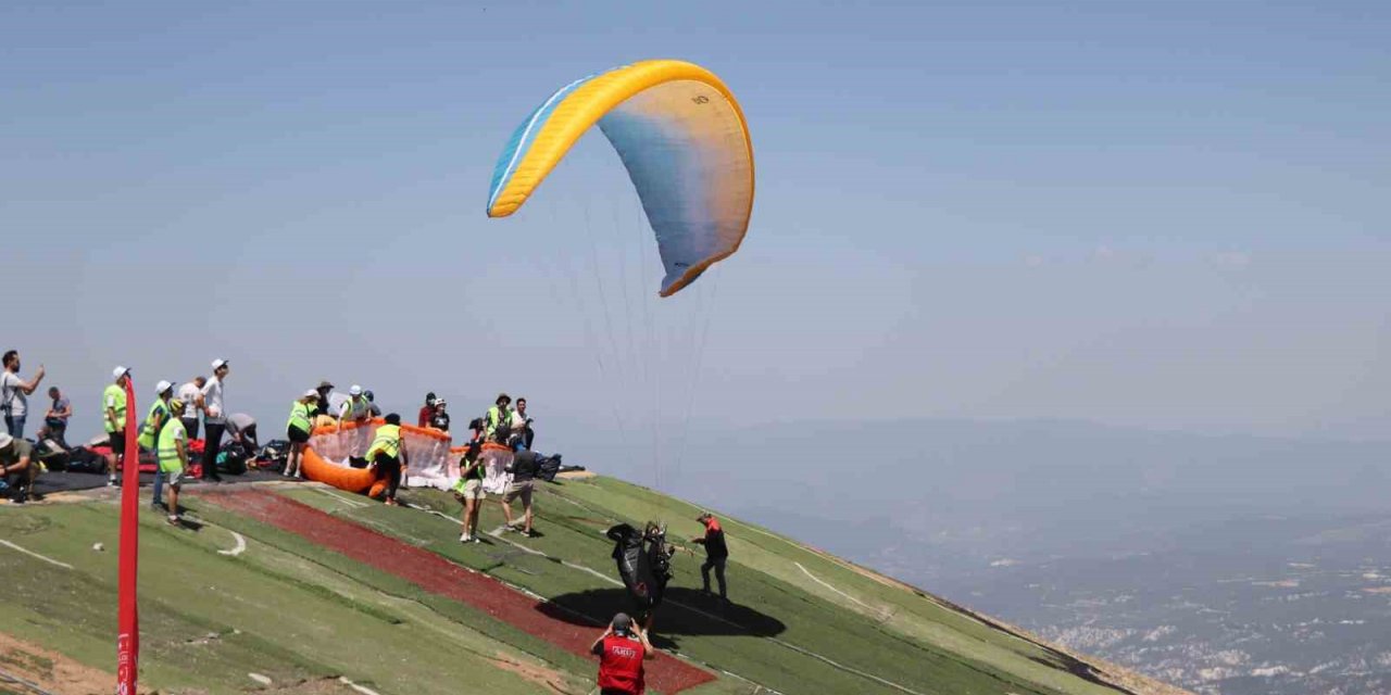 18 ülkeden 101 paraşütçü, Çameli semalarını süsledi