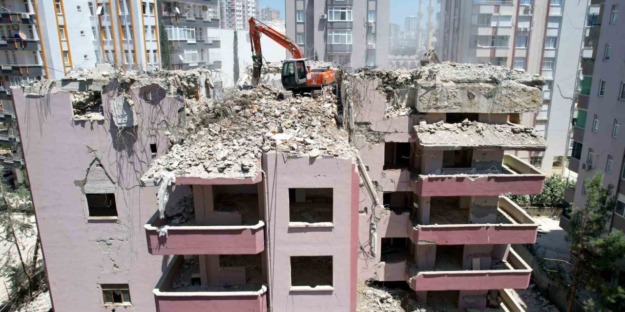 Adana’da yıkılan binalarda dere çakılı kullanılmış