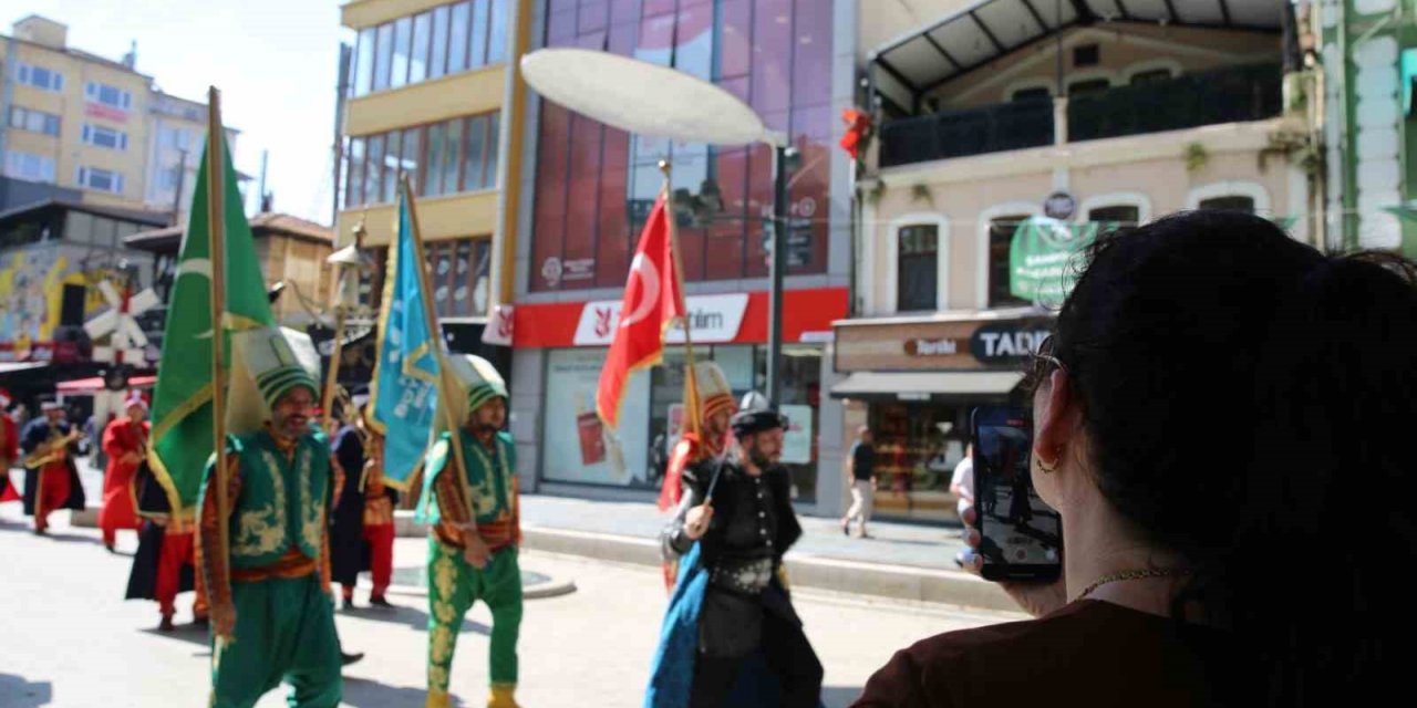 Mehter takımı İzmitlileri marşlarla selamladı