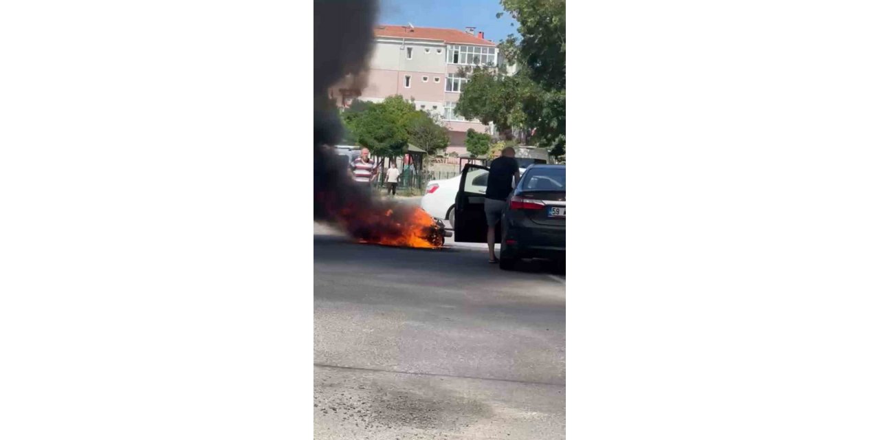 Yol ortasında alev alan motosiklet patlayarak kül oldu