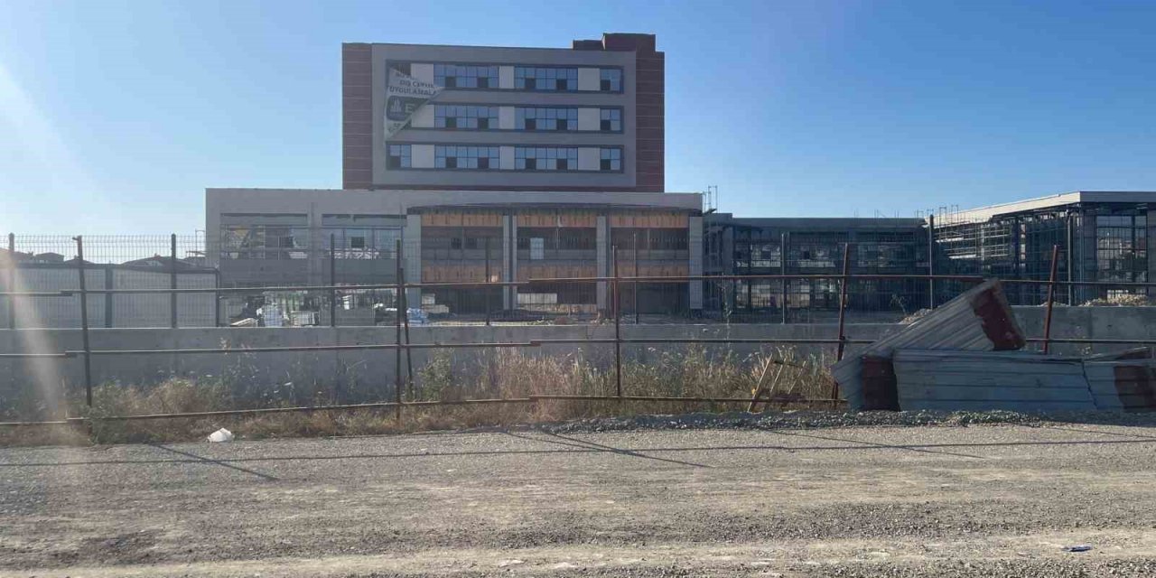 Yapımı süren devlet hastanesinde hırsızlık: 350 bin TL değerinde bakır çaldılar