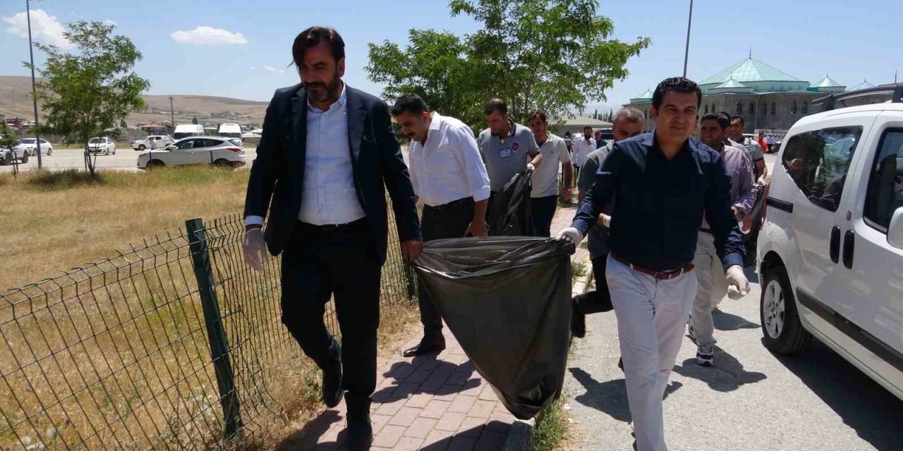 Van’daki hastane yöneticileri çevre temizliği yaptı
