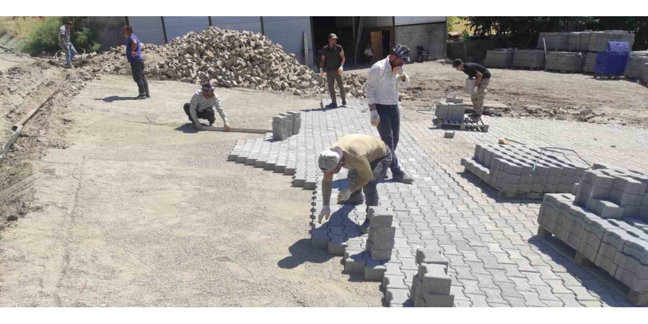 Aşırı sıcaklara rağmen güneşin altında taş döşeyerek geçimlerini sağlıyorlar