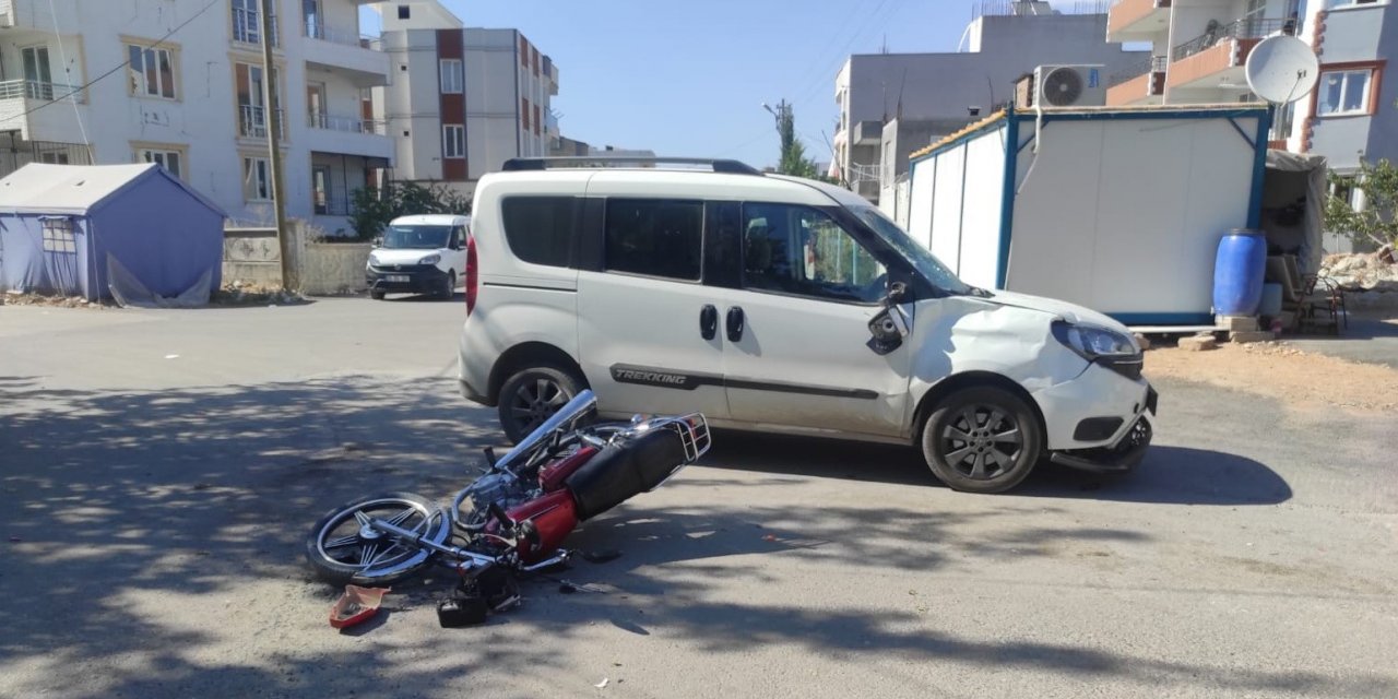 Motosiklet ile hafif ticari araç çarpıştı: 2 yaralı