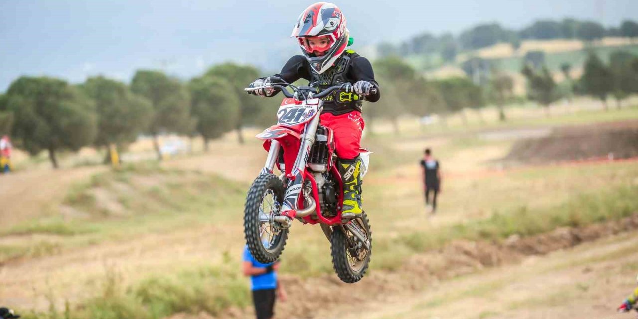 Babasını örnek aldı, 7 yaşında motokrosçu oldu