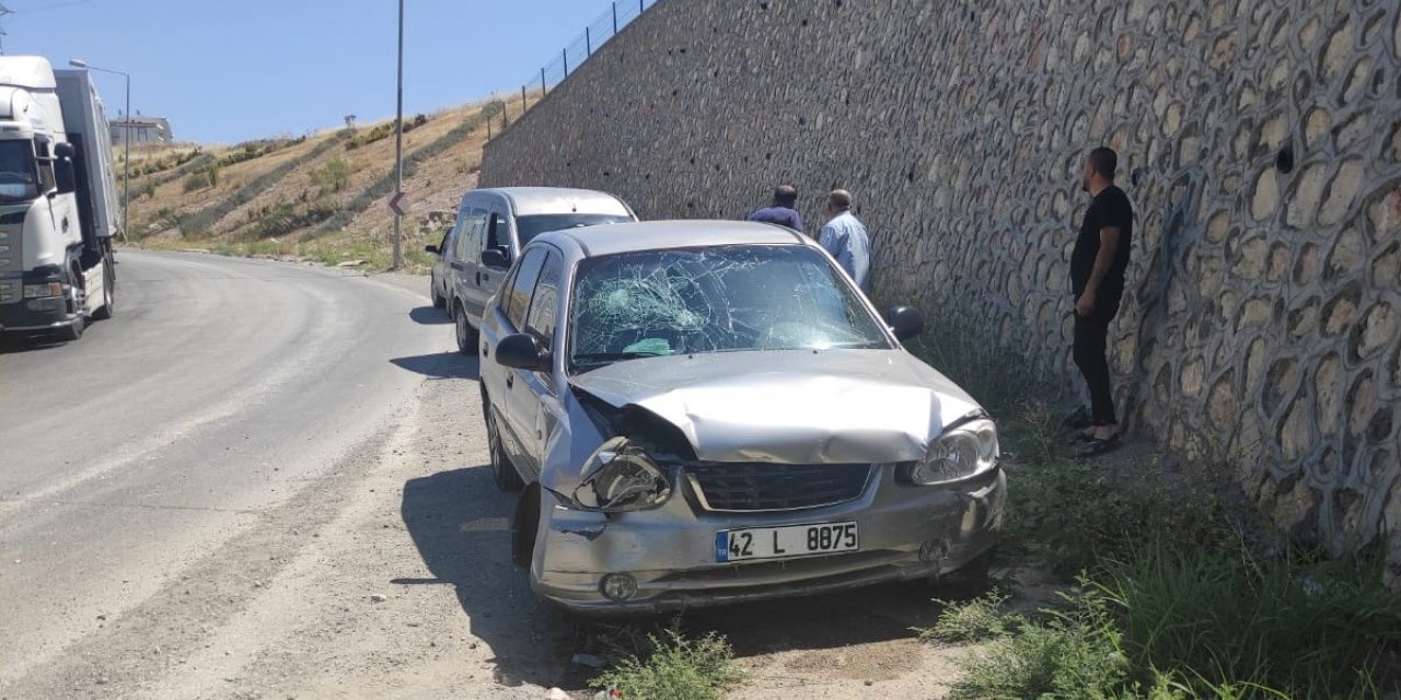 Otomobil istinat duvarına çarptı