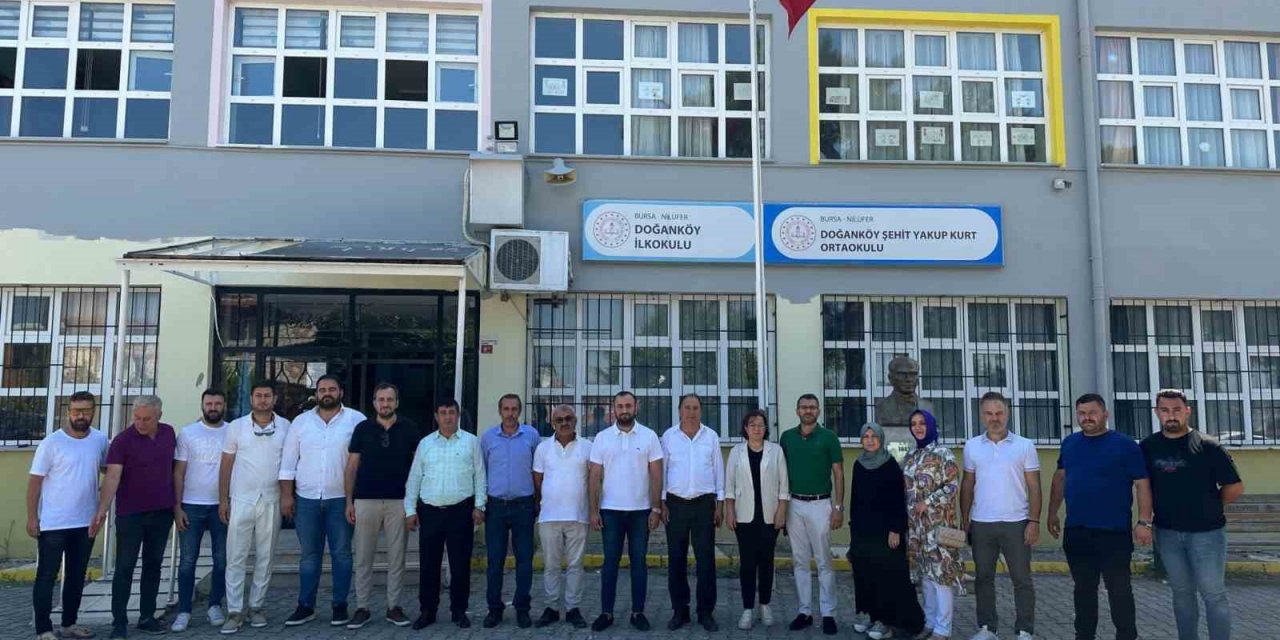 Fırçayı eline alan gönüllüller okulları boyadı