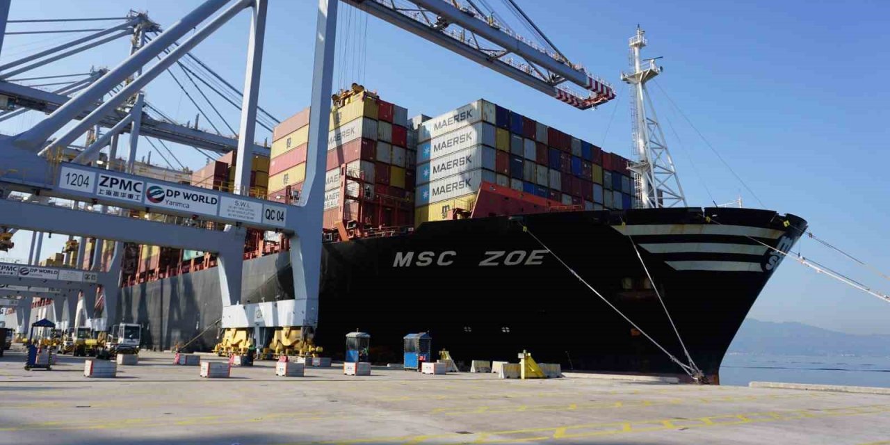 Dev konteyner gemisi İzmit Körfezi’ne demir attı