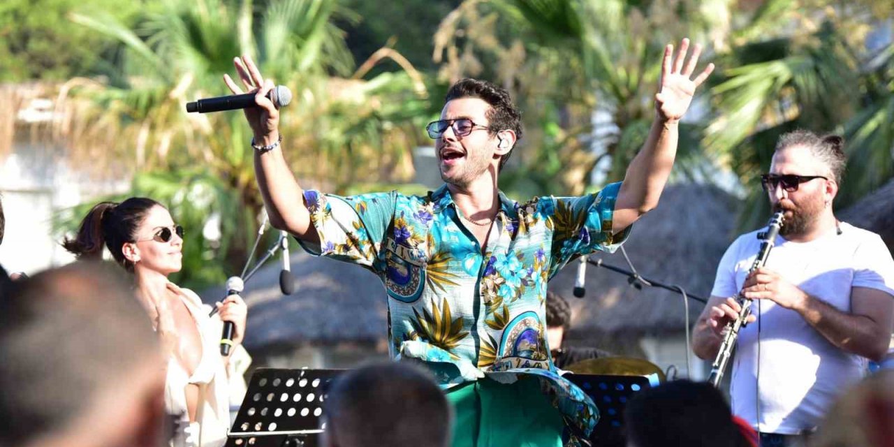 Cem Belevi hem eğlendi hem eğlendirdi