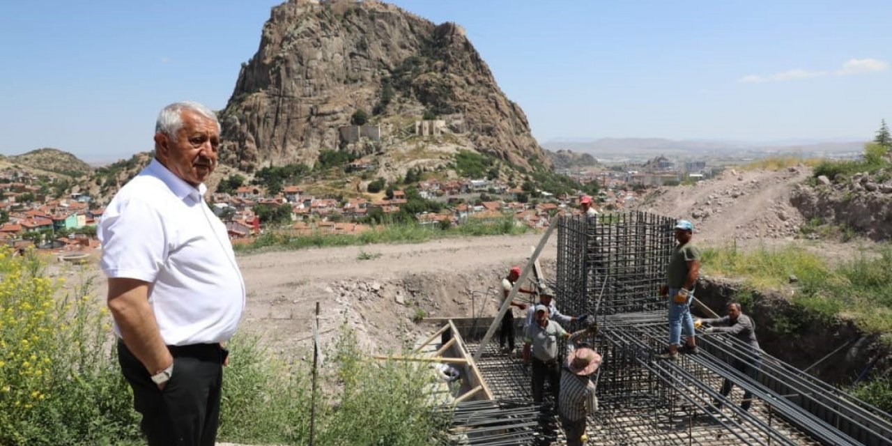 Başkan Zeybek’in işçilerin başında elleri cebindeki fotoğrafına tepkiler çığ gibi