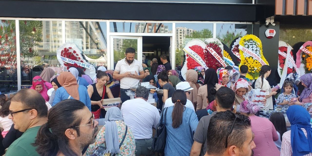 İndirimli ev eşyası satan mağazada izdiham