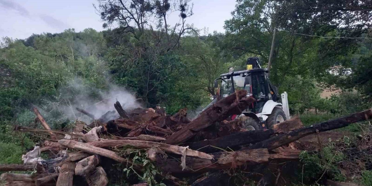 Sinop’ta ahşap ev yanarak kül oldu