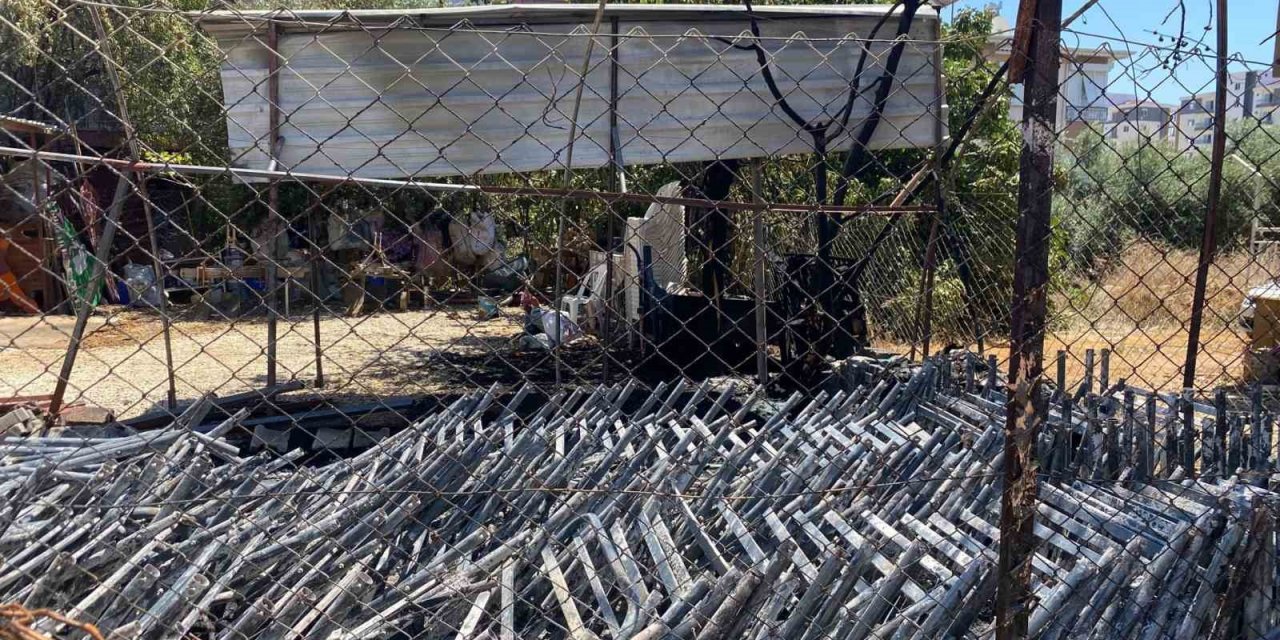 Geleceğim’ dediği masa ve sandalyeleri gözü önünde küle döndü.