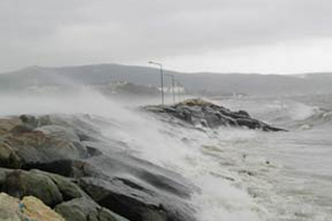 Fırtına limanları kapattırdı