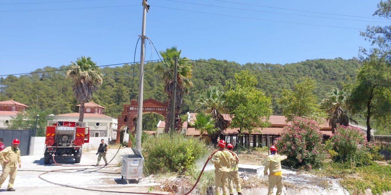 Marmaris’te yol kenarında çıkan yangın büyümeden söndürüldü