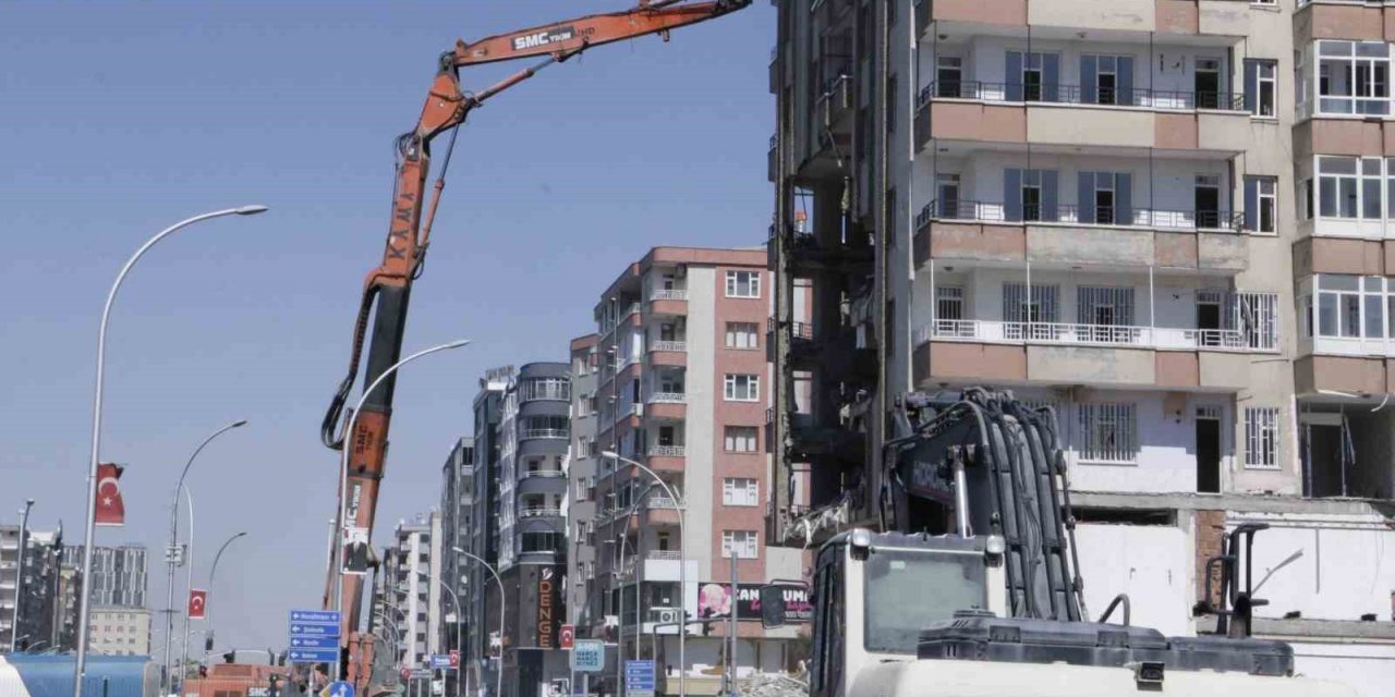 Ağır hasarlı binanın yıkımında polis ve operatörün bayrak hassasiyeti