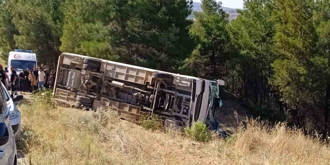 Kontrolden çıkan otobüsün şarampole devrilmesi sonucu çok sayıda yolcu yaralandı